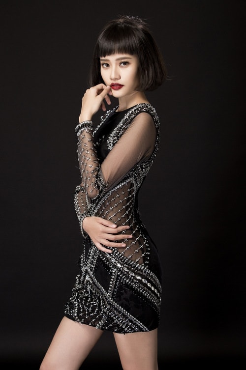Đen và đỏ là hai màu chủ đạo trên trang phục của các người mẫu.
