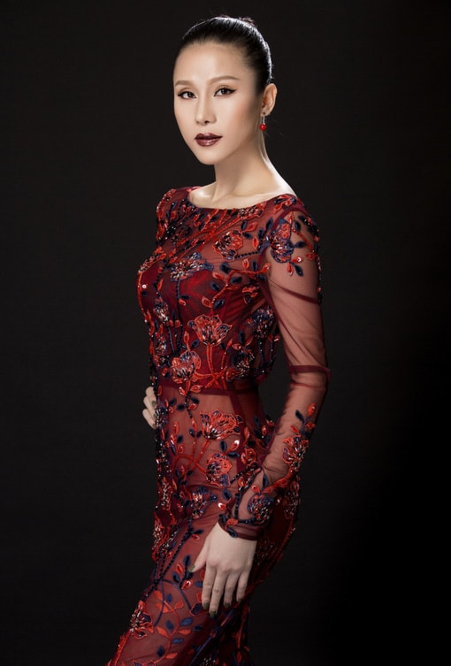 Đoàn Việt Nam sang Đức thực hiện show diễn có hơn 50 người, gồm ca sĩ, người mẫu, đạo diễn, chuyên gia make-up, nhiếp ảnh, stylist...