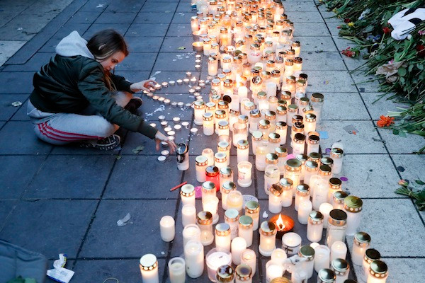 Người dân Thụy Điển đốt nến tưởng niệm các nạn nhân trong vụ tấn công khủng bố hôm 7/4. Ảnh: AP
