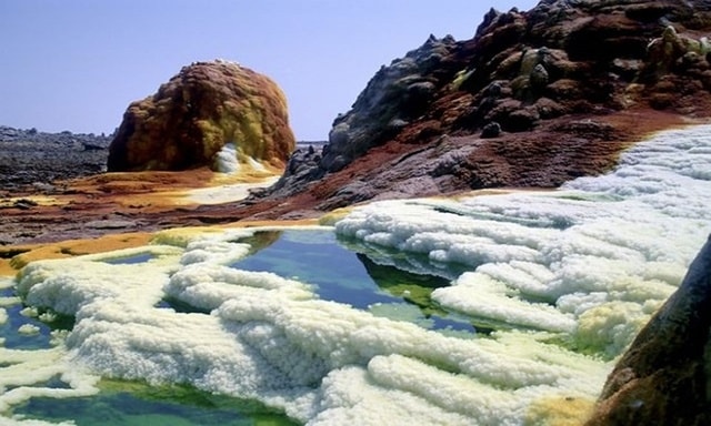 Thị trấn Dallol ở Afar Depression, Ethiopia, giữ kỷ lục về nơi có nhiệt độ trung bình năm cao nhất. Từ năm 1960 đến 1966, nhiệt độ trung bình năm của Dallol là 34,5 độ C, nghĩa là nhiệt độ gần như không thay đổi giữa các mùa trong năm. Nhiệt độ cao nhất vào ban ngày thường xuyên lớn hơn 38 độ C trong tất cả các tháng.