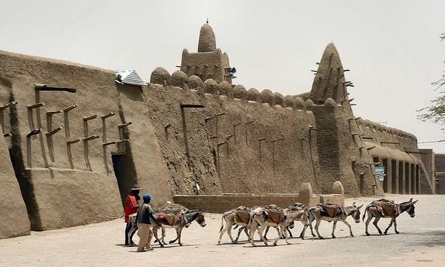 Thành phố Timbuktu, Mali nằm tại giao lộ của các tuyến đường thương mại cổ đại xuyên qua sa mạc Sahara. Sa mạc hóa đang là mối lo ngại chính ở Timbuktu, khi những cồn cát lớn dần bao phủ khắp thành phố. Nhiệt độ ở đây rất cao, mức cao nhất từng được ghi nhận là 54,4 độ C. Ảnh: Emilio Labrador/Flickr. 