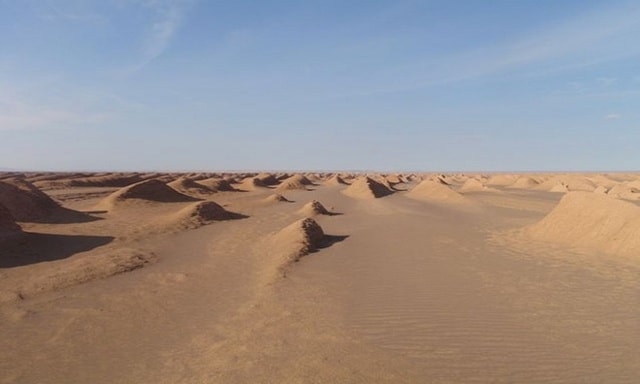 Dasht-e Lut, Iran hay sa mạc Lut là nơi nóng nhất trên Trái Đất. Khu vực này rất khô cằn và hoang vắng. Vệ tinh không gian của NASA từng đo được nhiệt độ cao nhất ở đây là 70,7 độ C vào năm 2005. Ảnh: ix4svs/Flickr.