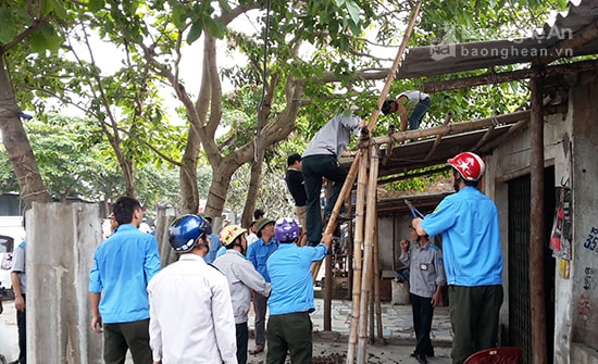 Lực lượng chức năng TP. Vinh nhiều lần ra quân giải tỏa lấn chiếm vỉa hè. Ảnh: Nguyên Sơn