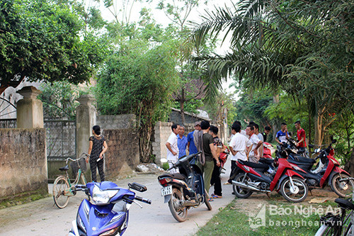 Rất đông người dân chờ đón thi thể em Trần Nguyên Chương ở xã Hưng Xuân