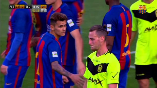 Một số cầu thủ Eldense (áo vàng) được cho là vừa ăn trộm vừa la làng khi đóng kịch giả vờ khóc dù cố tình bán độ dẫn đến trận thua tệ hại 0-12 trước đội trẻ Barcelona AFP