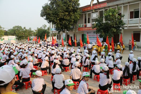 Toàn cảnh lễ phát động tại Trường THCS Nam Giang. Ảnh: Mỹ Hà