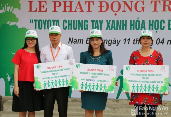 Đại diện Công ty Toyota Việt Nam trao tặng cây xanh cho ba Trường THCS Nghi Vạn, THCS Nghi Trung và THCS Nam Giang của Nghệ An. Ảnh: Mỹ Hà