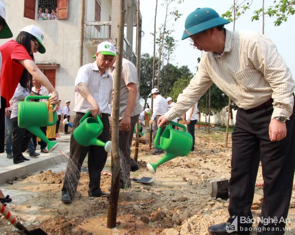 Đại diện các ban ngành trồng cây xanh tại Trường THCS Nam Giang - Nam Đàn. Ảnh: Mỹ Hà