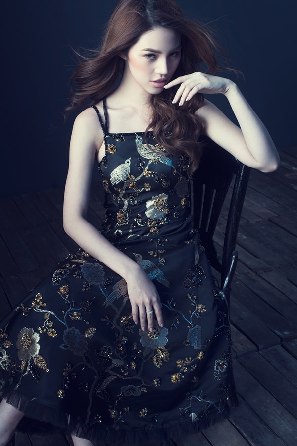 jolie-nguyen-quyen-ru-voi-vay-dinh-ket-cau-ky-5