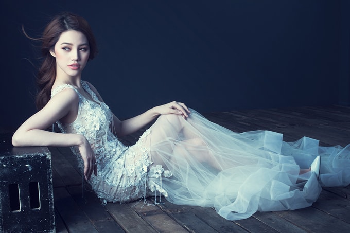 jolie-nguyen-quyen-ru-voi-vay-dinh-ket-cau-ky-11