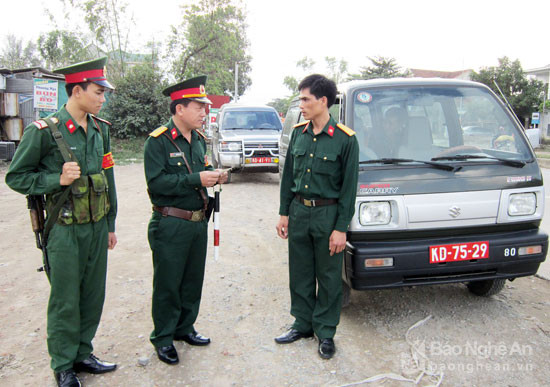 To kiểm sát quân sự Bộ CHQS tỉnh Nghệ An kiểm tra phương tiện vận tải quân sự tham gia giao thông trên địa  bàn. Ảnh: Trọng Kiên