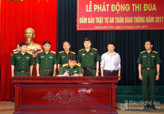 Các cơ quan, đơn vị trực thuộc Bộ CHQS tỉnh kí kết giao ước thi đua đảm bảo ATGT năm 2017. Ảnh: Phong Quang
