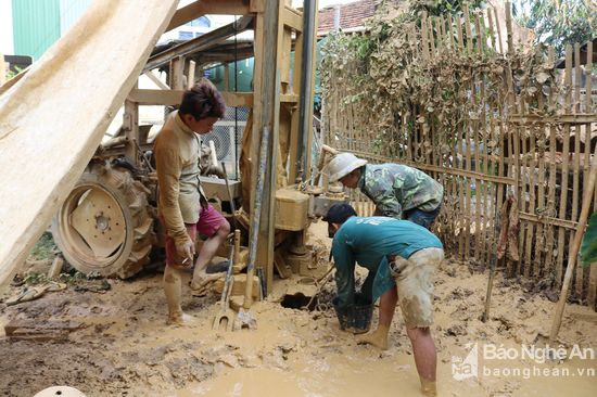 Thời điểm này tổ thợ khoan giếng của anh Nguyễn Quang Hòa hoạt động hết công suất để phục vụ nhu cầu của người dân. Ảnh: Huyền Trang