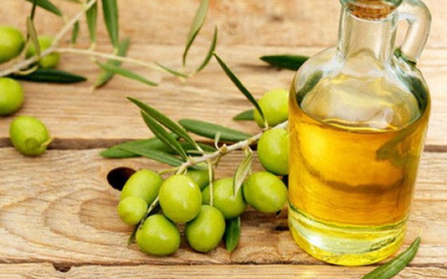 Dầu oliu được biết đến là loại thực phẩm giàu chất chống oxy hóa, vitamin E – giúp cải thiện, lưu thông, giảm viêm và cân bằng hàm lượng hooc môn trong cơ thể, làm dịu bớt cơn đau đầu. 