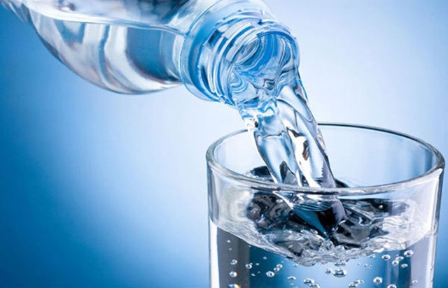 Mất nước là một trong những nguyên nhân hàng đầu gây chứng đau đầu. Vì vậy mỗi ngày, để giảm đau đầu, chúng ta nên bổ sung đủ từ 2-2,5 lít nước mỗi ngày (tương đương với 8 ly). 