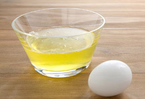 Đắp lòng trắng trứng lên chỗ da sạm. Các enzyme có trong lòng trắng trứng có tác dụng khắc phục những tổn thương do ánh nắng gây nên cho da, đồng thời còn làm dịu đi những cơn đau rát do cháy nắng. 