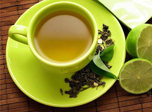 Trà xanh: Bạn pha một ấm trà xanh và sau đó để cho nhiệt độ ấm trà nguội dần. Bạn tiến hành ngâm một miếng vải sạch trong ấm trà xanh để tạo thành một miếng gạc và đắp nhẹ lên vùng da bị cháy nắng ít nhất 10-15 phút. 