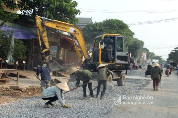 Duy tu nâng cấp đường qua xã Đà Sơn, Đô Lương. Ảnh; Văn Trường