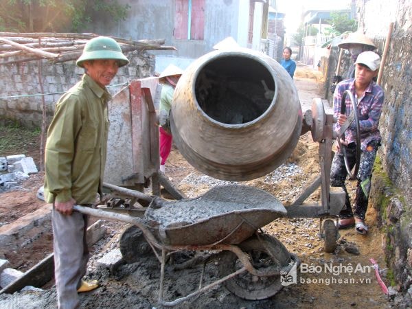 Bà con xã biển Quỳnh Long (Quỳnh Lưu) làm đường giao thông nông thôn. Ảnh: Việt Hùng