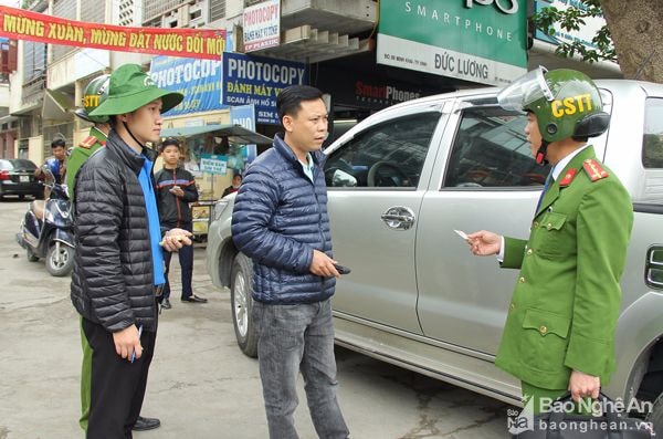 Đoàn viên phối hợp cùng lực lượng công an xử lý cương quyết các hành vi vi phạm hành lang vỉa hè.Ảnh: Mỹ Nga