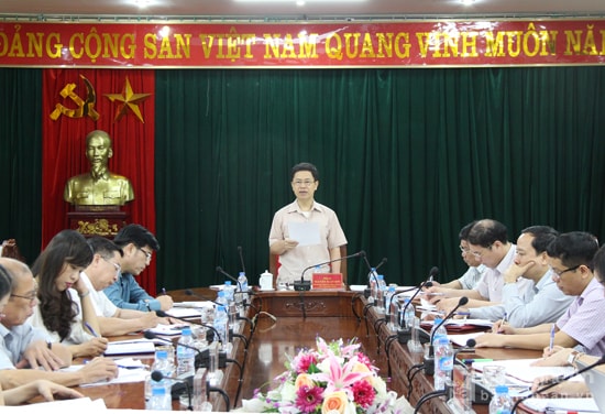 Đồng chí Nguyễn Xuân Sơn - Phó Bí thư Thường trực Tỉnh ủy, Chủ tịch HĐND tỉnh chủ trì hội nghị. Ảnh: Mai Hoa