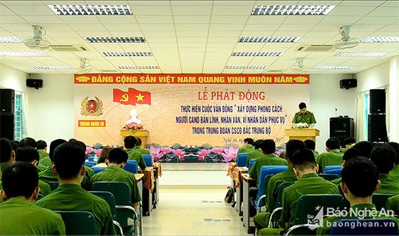 Thiếu tá Doãn Thanh Tú - Phó Chính ủy Trung đoàn quán triệt kế hoạch tổ chức cuộc vận động. Ảnh: Thành Cường
