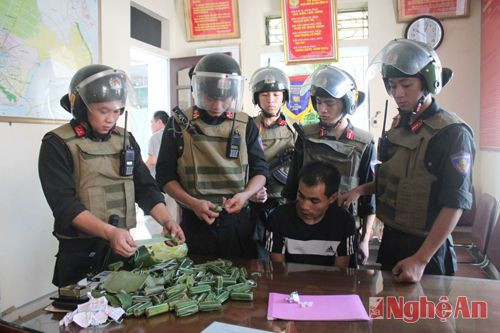 Lực lượng Cảnh sát cơ động Công an tỉnh Nghệ An bắt giữ đối tượng có hành vi mua bán trái phép chất ma túy. Ảnh: Tư liệu năm 2015.
