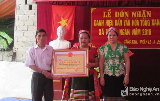 Đại diện lãnh đạo huyện Con Cuông trao bằng chứng nhận Bản văn hóa cho BQL bản Tổng Xàn. Ảnh: Bá Hậu