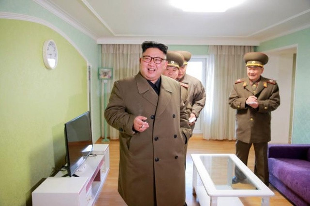 Nhà lãnh đạo Triều Tiên Kim Jong-un chỉ đạo tại công trường thi công đường Ryomyong. Ảnh được hãng thông tấn KCNA công bố tại Bình Nhưỡng hôm 16/3. Ảnh: KCNA/Reuters