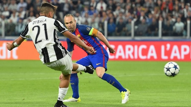 Pha bóng Mascherano không theo kịp Dybala để cầu thủ này ghi bàn thắng nâng tỉ số lên 2 - 0.  Ảnh: Internet