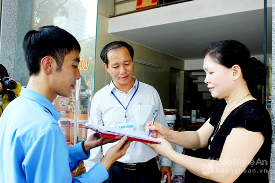 Công ty CP Quản lý đô thị Vinh kẻ vẽ các làn đường cho phép đậu xe trên vỉa hè ở những tuyến rộng trên 3m. Ảnh: Phương Thúy