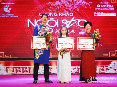 Ba thí sinh được trao giải Cuộc thi “Ngôi sao dân ca 2017”. Hoàng Văn Tuyến đứng ngoài bên trái. Ảnh nhân vật cung cấp