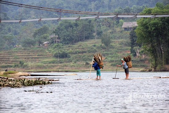 Một số người chọn chiếc bè hành làm phương tiện để qua sông. Tuy nhiên, phương tiện này chỉ phù hợp với những khúc sông, đoạn khe có nước đứng hoặc chảy chậm. Ảnh ghi lại tại bản Chàm, xã Hạnh Dịch, Quế Phong. Ảnh Hồ Phương