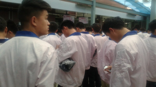 ben-trong-nha-may-apple-qua-loi-ke-mot-sinh-vien-lam-them