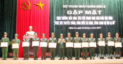 Thủ trưởng Bộ Tham mưu Quân khu 4 trao khen thưởng cho các điển hình tiên tiến 3 năm thực hiện Cuộc vận động. Ảnh: Lê Thắng