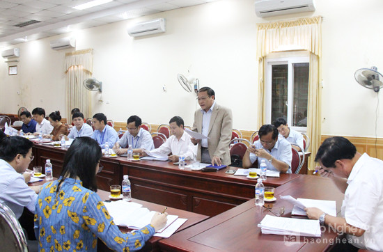Phó Chủ tịch UBND huyện Lang Văn Minh làm rõ 4 nguyên nhân dẫn đến tỷ lệ nghèo cao trên địa bàn Quế Phong. Ảnh: Mai Hoa