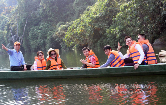 Câu lạc bộ Unesco Hà Nội đến khảo sát các tuyến điểm du lịch tại Nghệ An. Ảnh: Vương Bằng