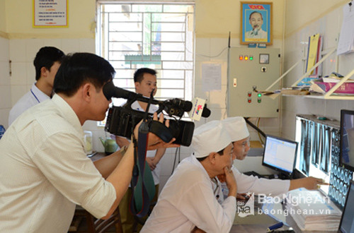 Phóng viên Đài PTTH Nghệ AN tác nghiệp tại Bệnh viện Đa khoa huyện Thanh Chương. Ảnh: Thành Chung.