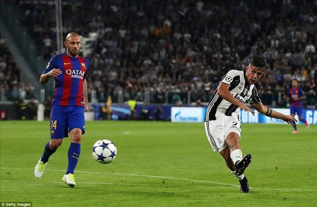 Tình huống Iniesta bất lực nhìn Dybala sút tung lưới Stegen.  Ảnh: Internet