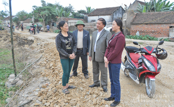 Thường trực Huyện ủy cùng lãnh đạo Ban dân vận Huyện ủy Nghi Lộc tuyên truyền chủ trương, chính sách bồi thường GPMB cho người dân bị ảnh hưởng thi công đường N5 ở Nghi Thuận