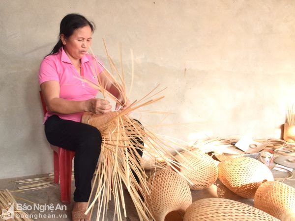 Bà Phan Thị Oanh - Trưởng Làng nghề mây tre đan xuất khẩu Đông Phú, xã Khánh Thành (Yên Thành) vẫn bám nghề. Ảnh: Xuân Hoàng