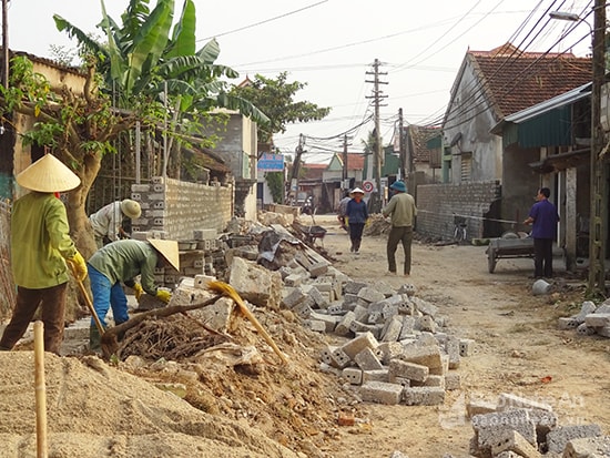 Nhân dân xóm 3, xã Hoa Thành (Yên Thành) tự tháo dỡ tường bao hiến đất mở đường.