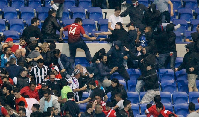 ​Trận Lyon - Besiktas đá muộn vì CĐV đánh nhau