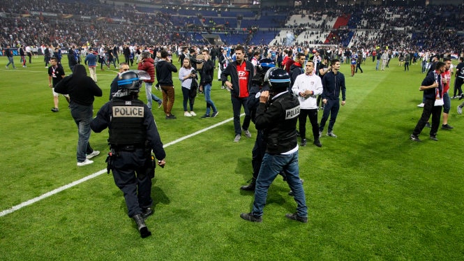 ​Trận Lyon - Besiktas đá muộn vì CĐV đánh nhau