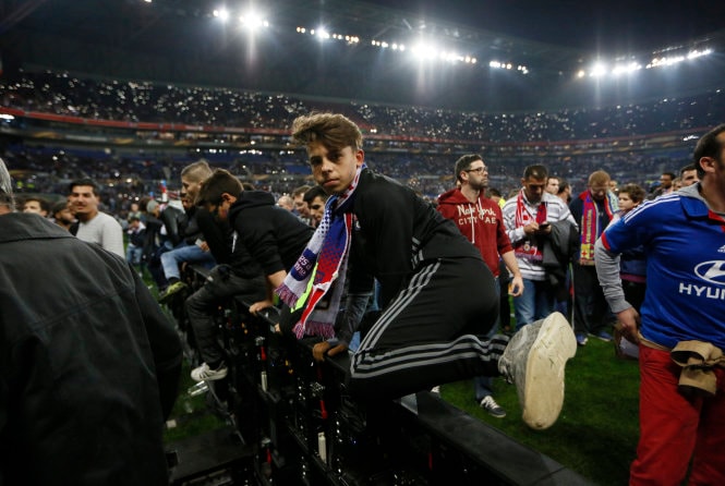 ​Trận Lyon - Besiktas đá muộn vì CĐV đánh nhau