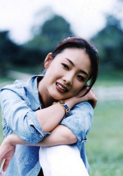 Năm 1994, khi mới 19 tuổi, Choi Ji Woo lần đầu xuất hiện trong một cuộc thi thử giọng của đài MBC và giành giải quán quân. Với chiều cao 1,74 m, vóc dáng và gương mặt nổi bật, người đẹp lập tức lọt vào mắt xanh của nhiều đạo diễn. Khi đó, Ji Woo nhận ra bản thân đam mê phim ảnh, muốn hòa mình trong các vai diễn.