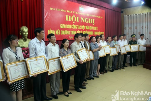 20 tập thể, trong đó có Báo Nghệ An nhận giấy khen của Chủ tịch UBND tỉnh: Ảnh. Tiến Hùng.