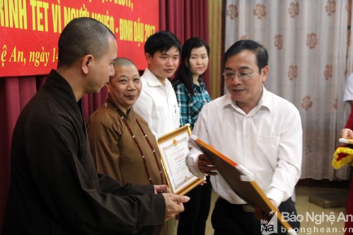  Ngoài tập thể, có 7 cá nhận cũng nhận giấy khen của Chủ tịch UBND tỉnh. Ảnh: Tiến Hùng.