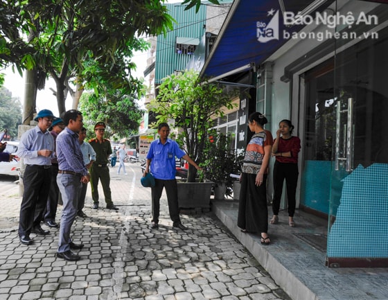 Từ sáng sớm, UBND phường Hà Huy Tập đã thành lập thành nhiều tổ, đến từng nhà dân để tuyên truyền vận động. Ảnh: Thành Cường