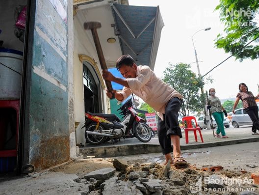 Chấp hành chủ trương của chính quyền, gia đình đã bắt đầu tháo dỡ từ ngày hôm qua - Ông Vũ Văn Thắng, ở khối 3, phường Hà Huy Tập cho biết. Ảnh: Thành Cường